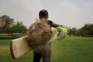 Photo Youth playing cricket