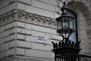 Photo Government vs private funders: scales icon